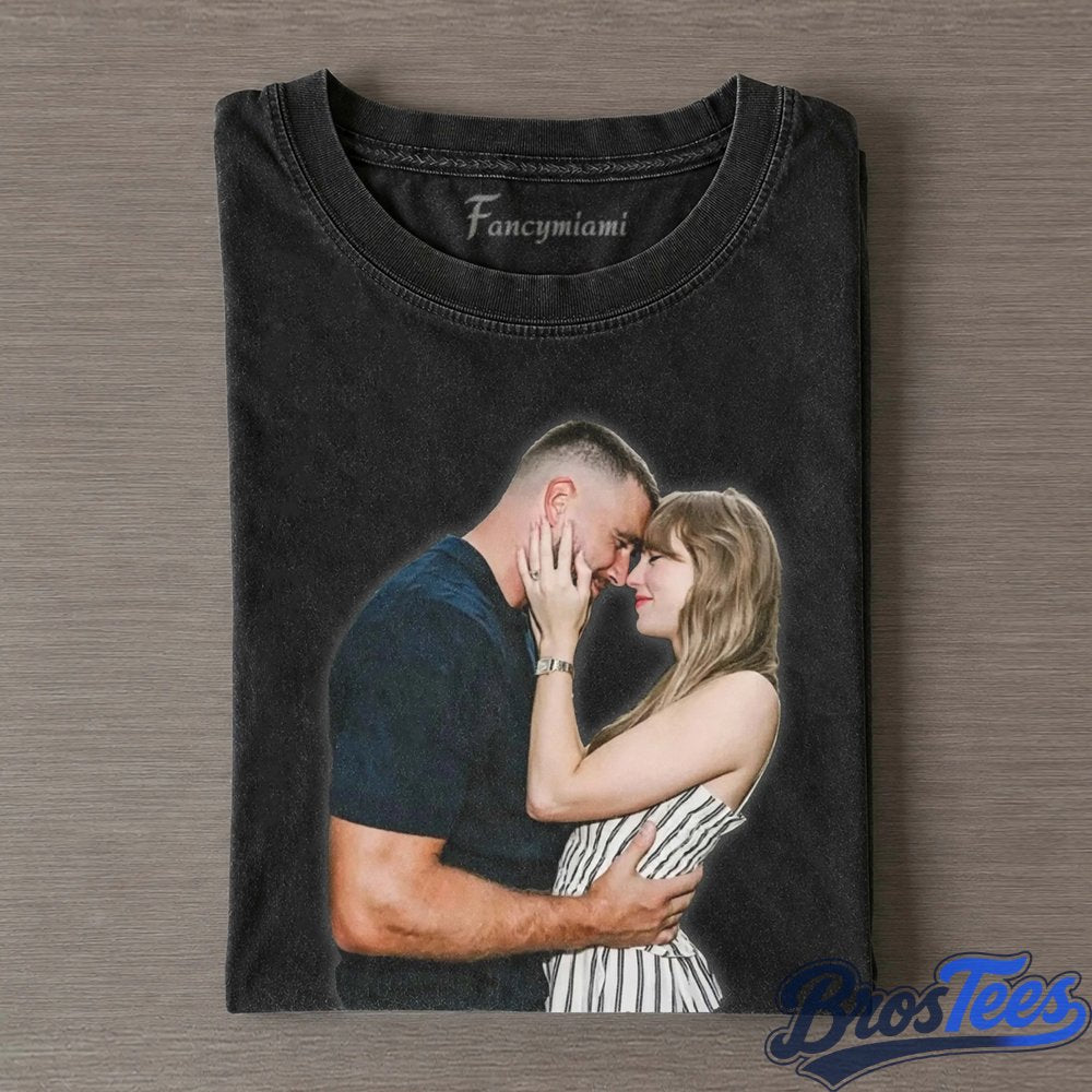 Kansas City Chiefs Travis Kelce & Taylor Swift Kiss Tee